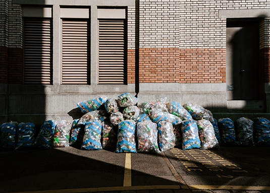 Müllsäcke mit Plastik