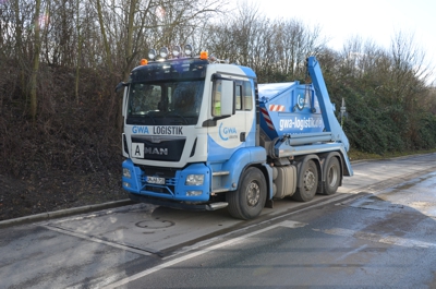 LKW Absetzer auf Waage