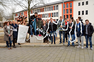 Projekt Verzicht auf Plastik - Schüler auf dem Schulhof
