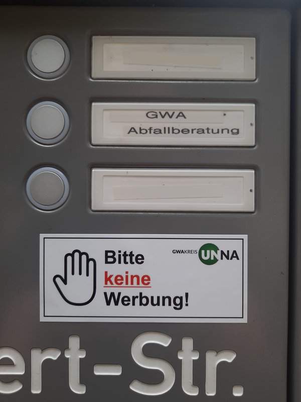 Auf einem Klingelschild steht GWA Abfallberatung