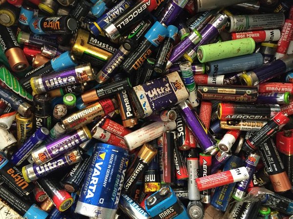 Nahaufnahme eines bunten Haufens alter, kleiner und großer Batterien.