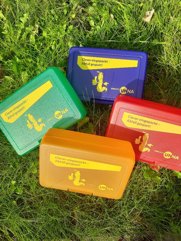 Vier wiederverwendbare Brotdosen aus farbigen Plastik