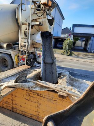 Ein Fahrmischer entlädt Flüssigboden auf einer Baustelle